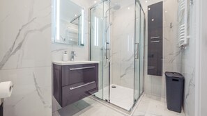 Apartment (27) | Bathroom | Shower, towels - Apartamenty Sun & Snow Plac Unii (Gdynia)