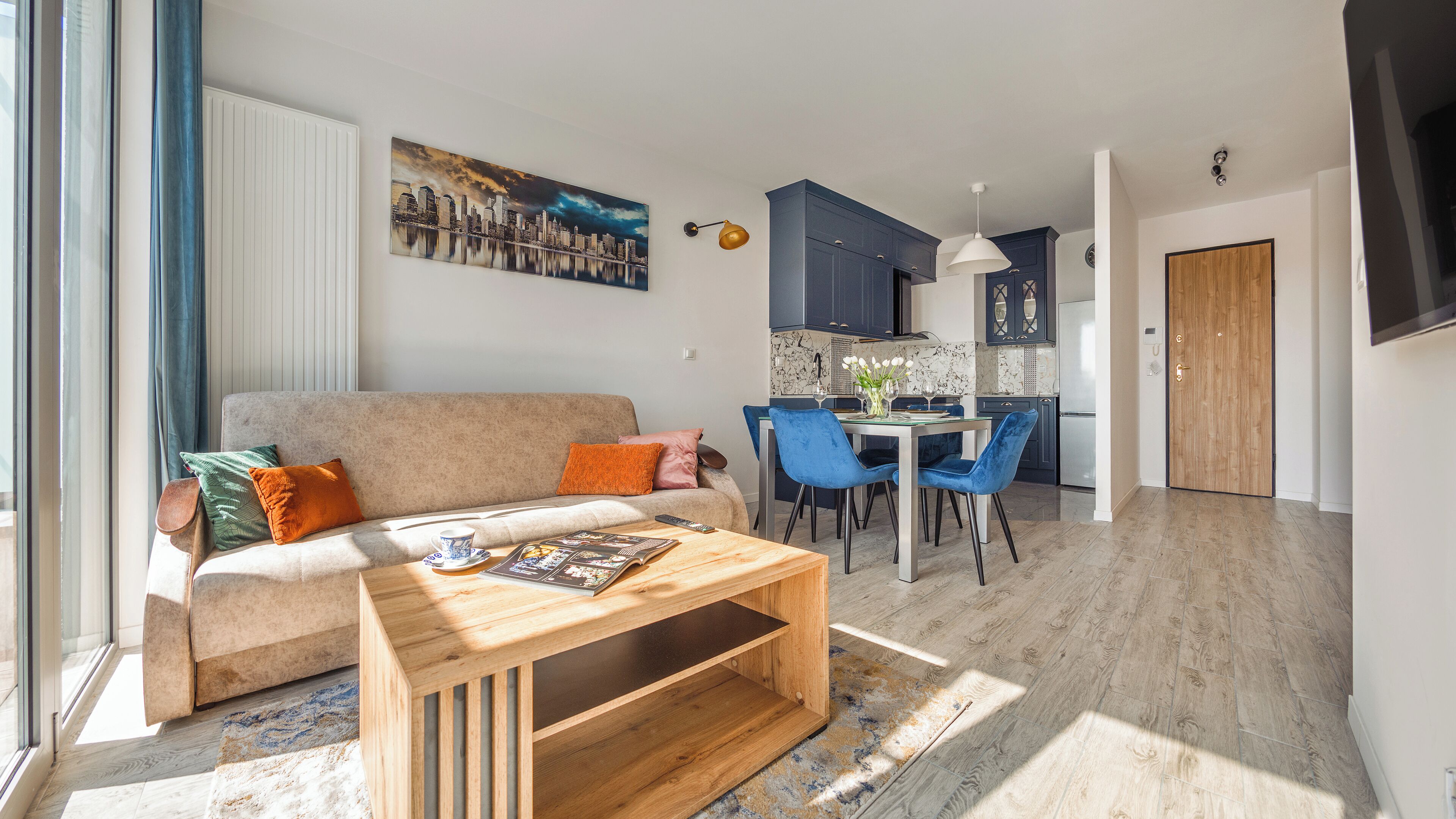 Ein modernes Wohnzimmer mit Sofa, Couchtisch und Essbereich.