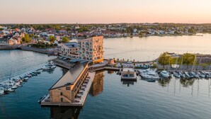 A waterfront property with a dock, a building with multiple floors, and a marina with boats. - Slottsholmen hotell och restaurang (Vastervik)
