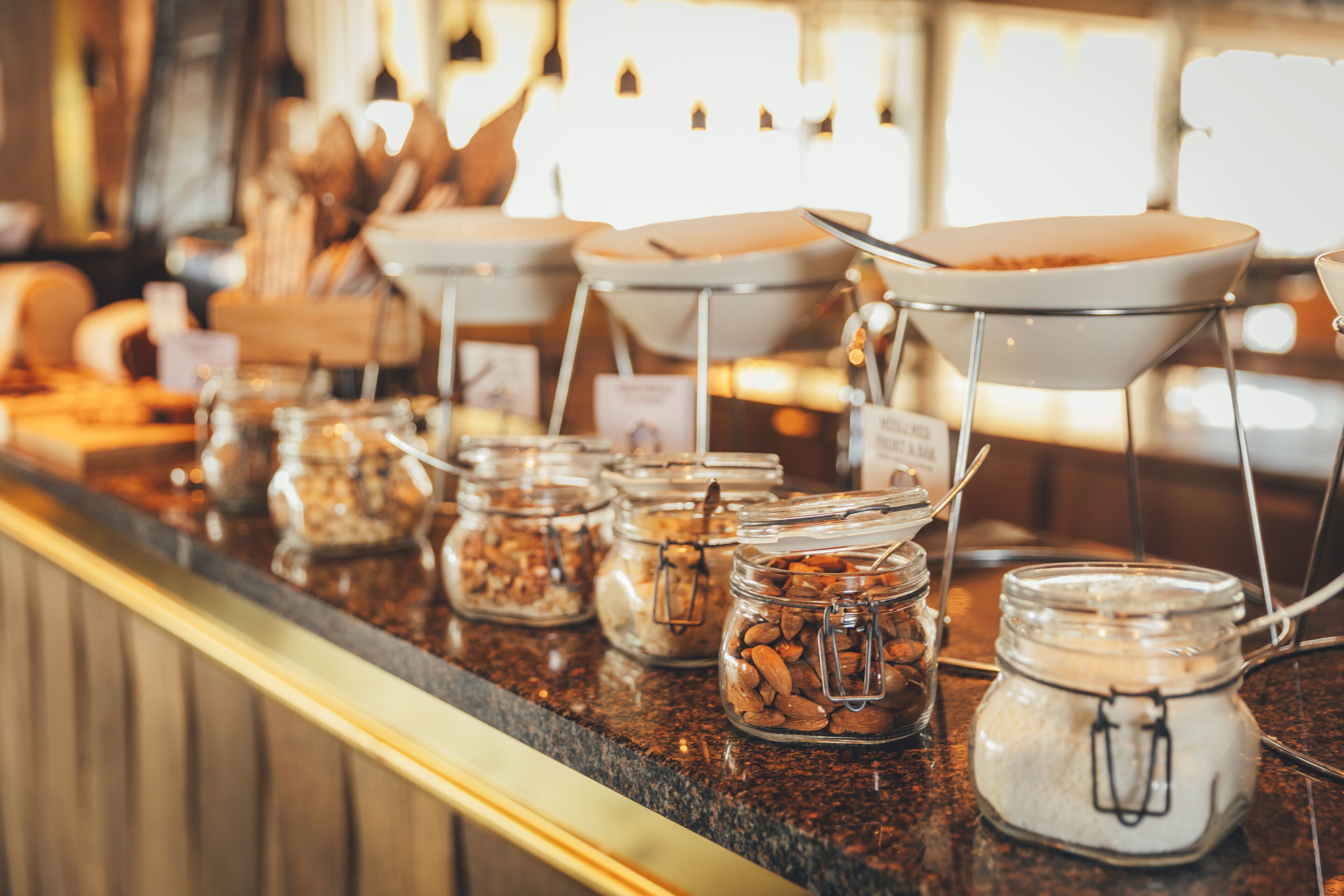 Un mostrador de buffet con diversos alimentos y utensilios.