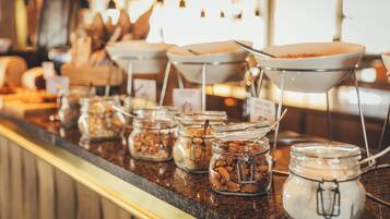 Un mostrador de buffet con diversos alimentos y utensilios.