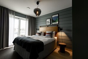 Premium bedding, pillow-top beds, in-room safe, laptop workspace - Slottsholmen hotell och restaurang (Vastervik)