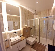 Apartamento estándar | Baño | Ducha y cabezal de ducha tipo lluvia