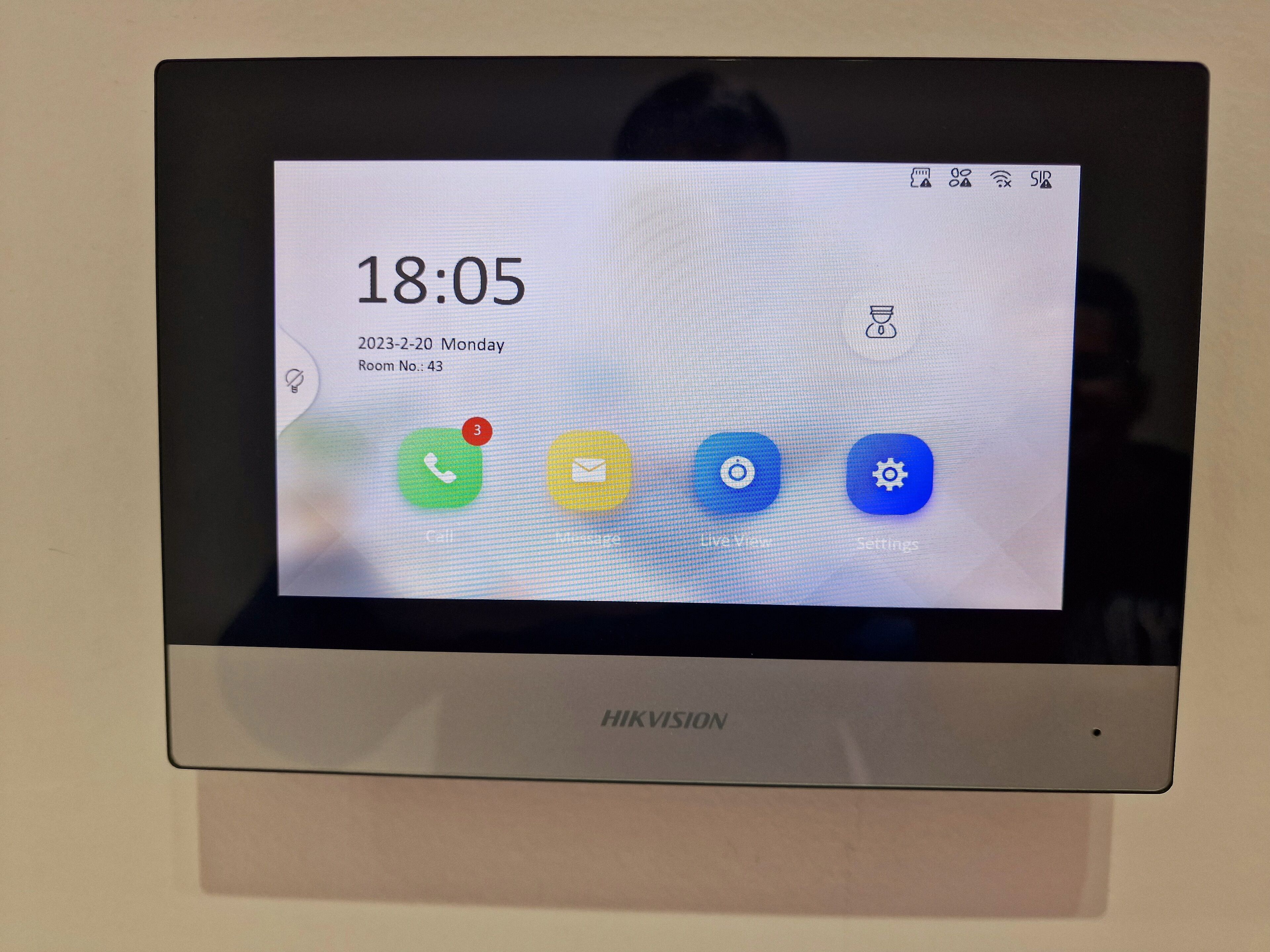 En digital display på en enhet som visar datum, tid och rumsnummer.