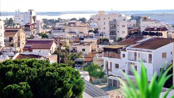 Departamento estándar | Área de sala de estar | Smart TV de 43 pulgadas con canales vía satélite y televisión