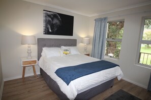 2 Schlafzimmer, Zimmersafe, Schreibtisch, Bügeleisen/Bügelbrett