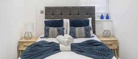 1 habitación, tabla de planchar con plancha y cuna de viaje