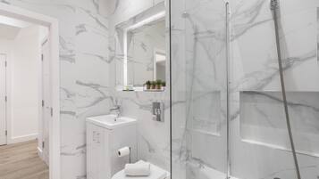 Combined shower/bathtub, hair dryer, towels, soap