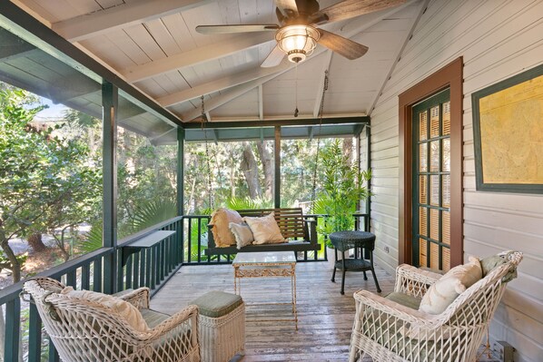 Terrace/patio - Palmetto Cottage sleeps 8 and walk to the Village (St Simons Island)