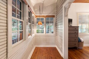 Interior - Palmetto Cottage sleeps 8 and walk to the Village (St Simons Island)