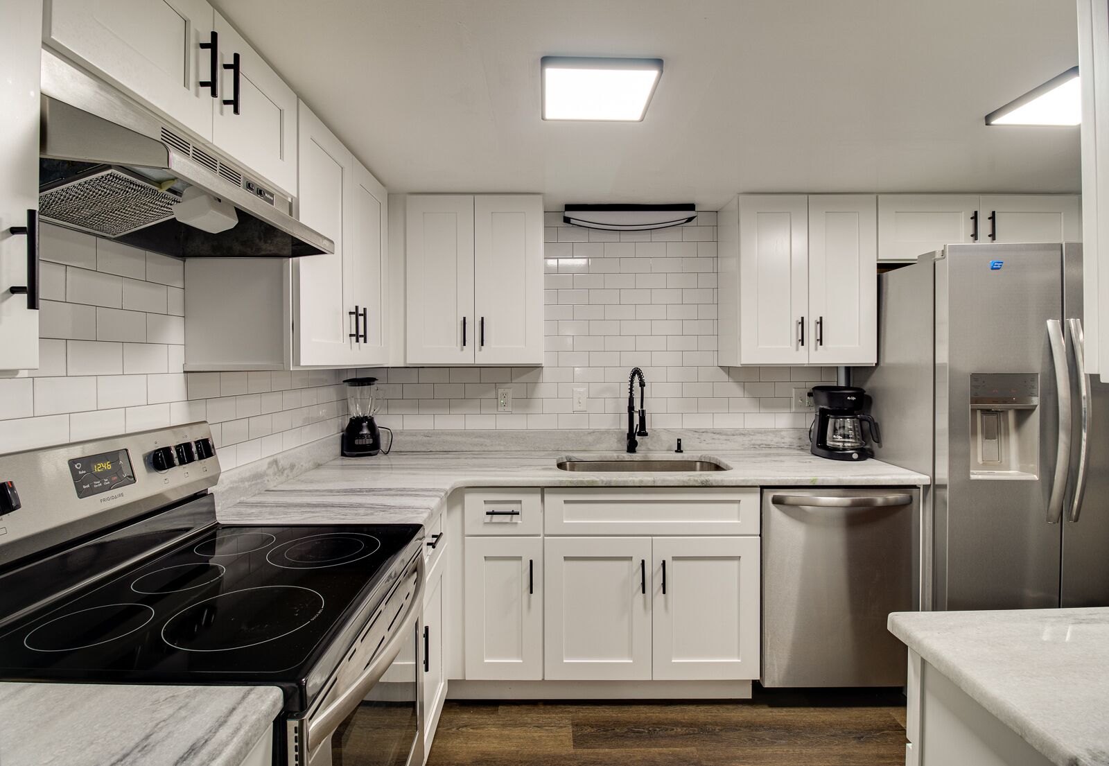 Een koelkast, een microgolfoven, een oven, een kookplaat