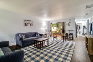 TV connectée, baby-foot, table de tennis de table, livres