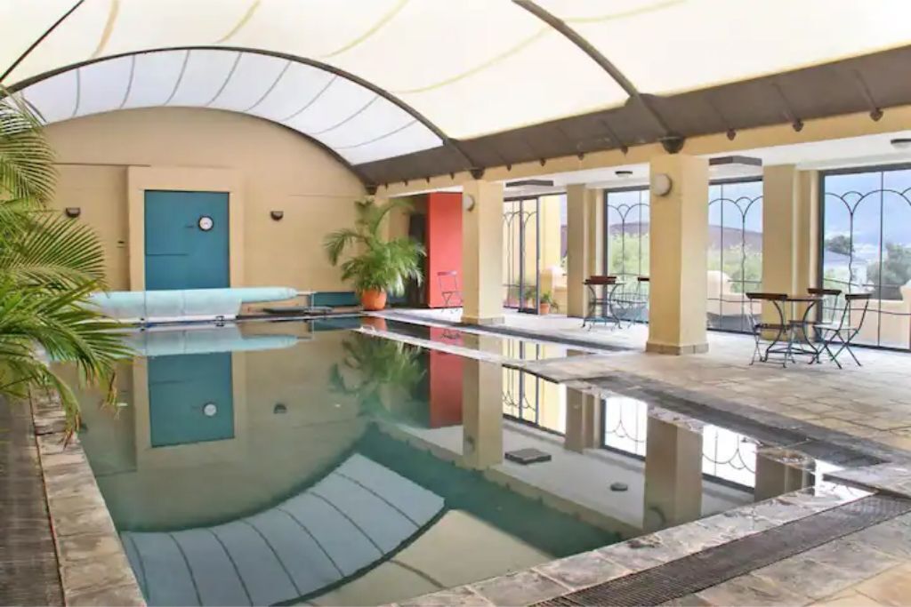 Innendørsbasseng og et oppvarmet basseng