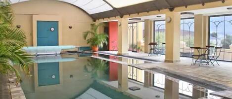 Innendørsbasseng og et oppvarmet basseng