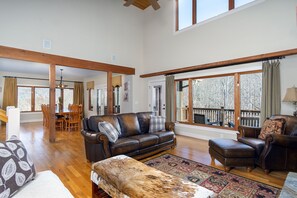 Televisión, chimenea, futbolito y tenis de mesa 