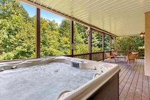 Outdoor spa tub - Fireside Retreat | Pet-Friendly, Hot Tub, Game Area & Fire Pit! (Black Mountain)