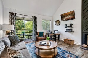 Living area - SummerSpecials*Indoor pool/spa*King beds*Clean*Panoramic views*Mins to downtown  (Gatlinburg)