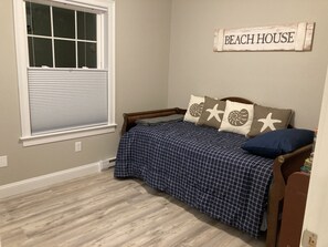 Room - Centrally located near beaches, restaurants, shopping, major cities and highway. (Old Orchard Beach)