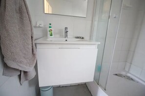 Dusche, Haartrockner, Handtücher, Seife