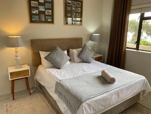 1 bedroom, in-room safe, iron/ironing board, free WiFi - Spacious sea view aprtmt with patio walk to beac (Cape Town)