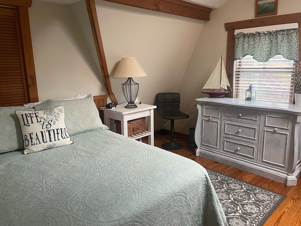 Charming lakehouse on the water, 2 slip dock, full bar on the water