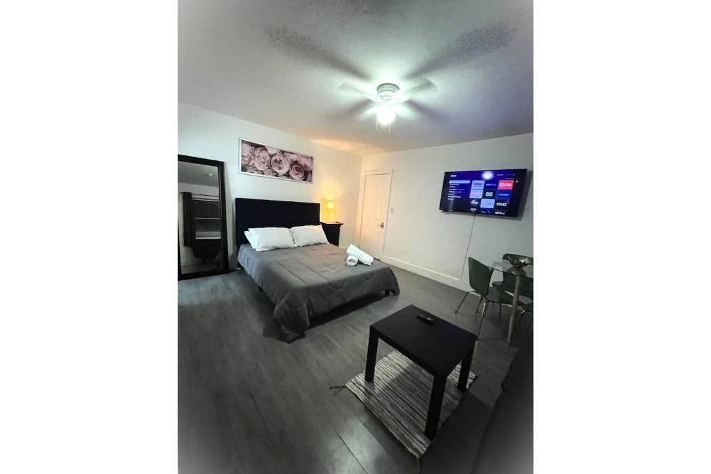 Large Studio in the Center of Hollywood