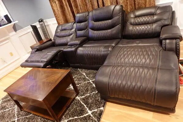 Living area - Handsome Home - 4 minutes close to Metro (Lanham)