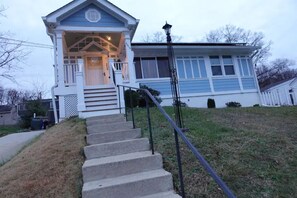 Exterior - Handsome Home - 4 minutes close to Metro (Lanham)