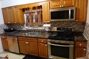 Private kitchen - Handsome Home - 4 minutes close to Metro (Lanham)