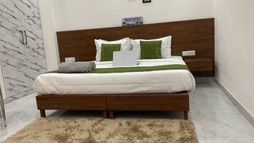 9 bedrooms, WiFi, bed sheets