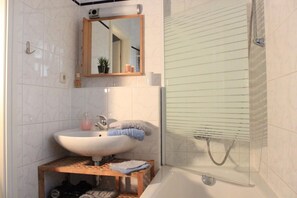 Hair dryer, towels, soap, toilet paper - Stylish apartment on the Weißer Hirsch with its own roof terrace (Dresden)