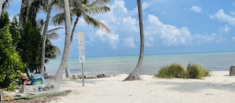 Best Location in Islamorada!! Beach access - Boat trailer parking!