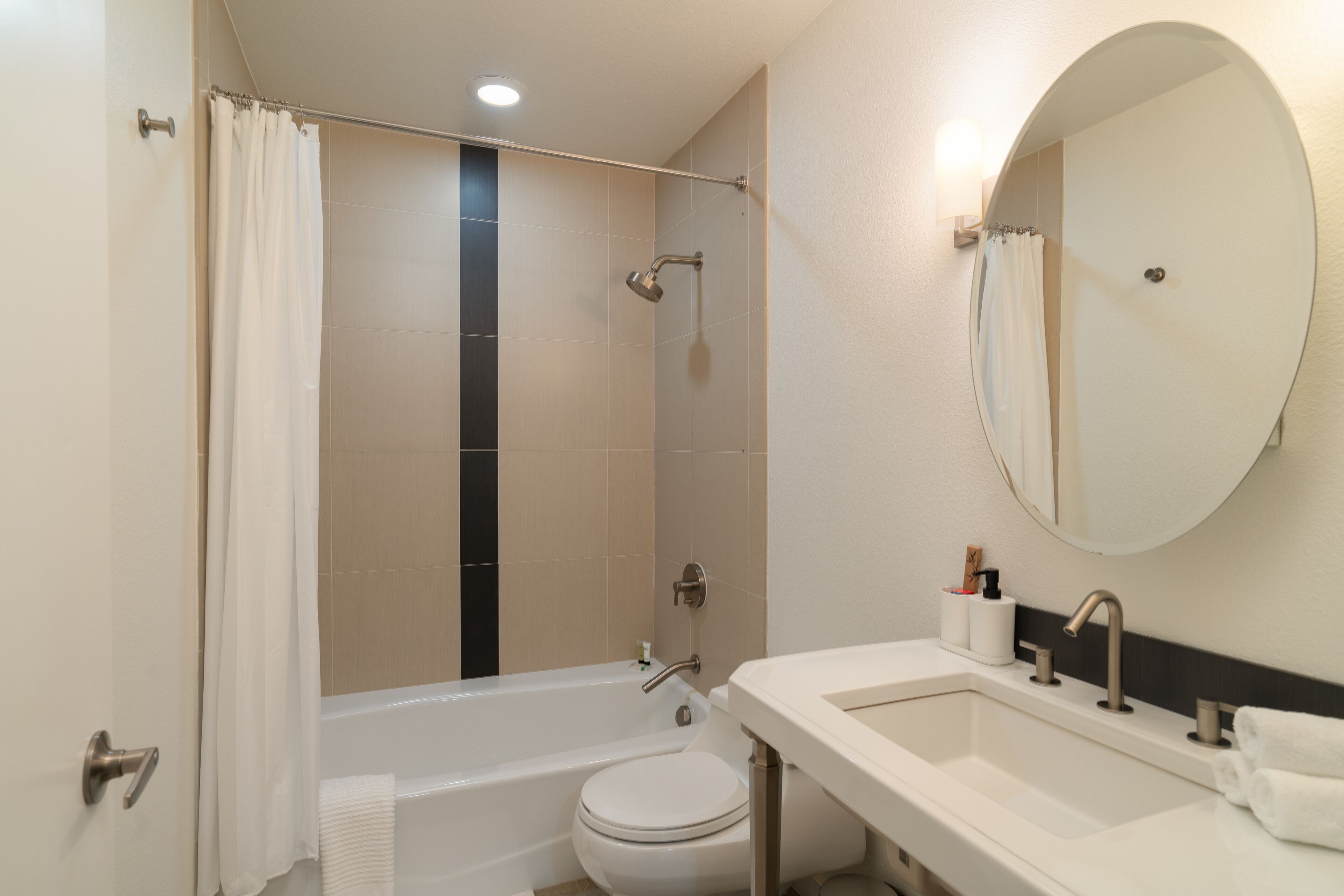 Une salle de bain moderne avec une baignoire, des toilettes et un lavabo.