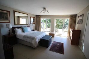 1 bedroom, iron/ironing board, free WiFi, bed sheets - Sea view apartment with solar power (Cape Town)