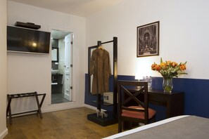 Quarto casal superior | Cofres nos quartos, escrivaninha, cortinas blackout, Wi-Fi de cortesia