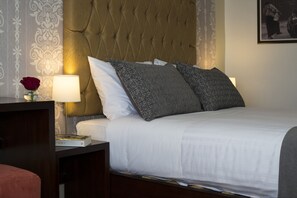 Quarto casal standard | Cofres nos quartos, escrivaninha, cortinas blackout, Wi-Fi de cortesia