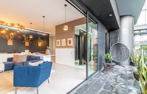 Lobby - Magenta by Kukun Summ (Ciudad de México)