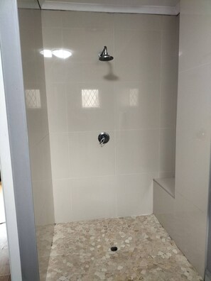 Shower, towels, soap, shampoo - Perfectly situated, secure Guest Suite in Ramsgate, central South Coast Paradise (Margate)