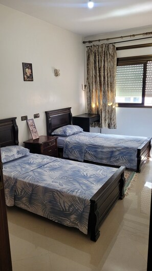 3 habitaciones, escritorio y tabla de planchar con plancha