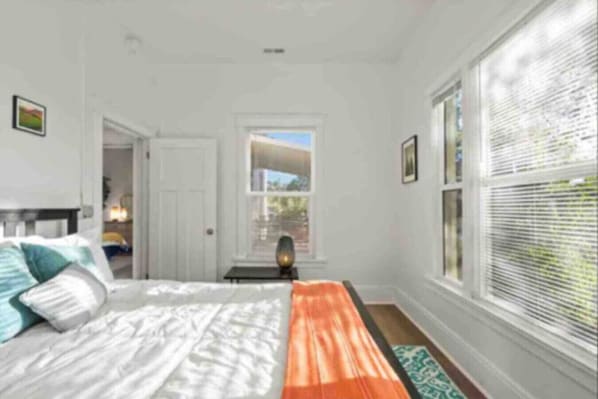 2 bedrooms, desk, WiFi, bed sheets