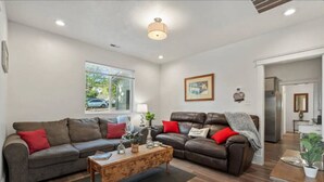 Ein Wohnzimmer mit zwei Sofas, einem Couchtisch und einer Lampe.