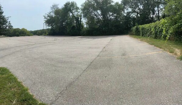 Un vaste parking désert, doté d’une surface goudronn ée et dépourvu de bâtiments ou d’installations apparents.