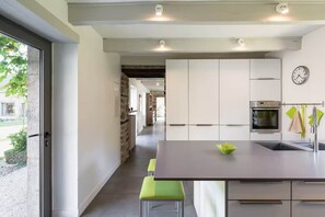 ثلاجة، ميكروويف، فرن، غسالة أطباق