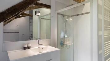 Shower, hair dryer, towels