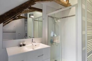 Shower, hair dryer, towels