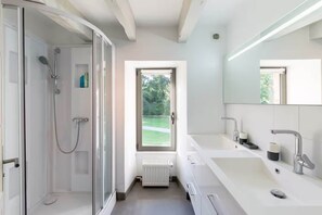 Shower, hair dryer, towels - Gîte la Hunaudaye / 10 people (Quévert)