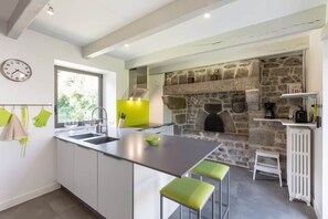 ثلاجة، ميكروويف، فرن، غسالة أطباق