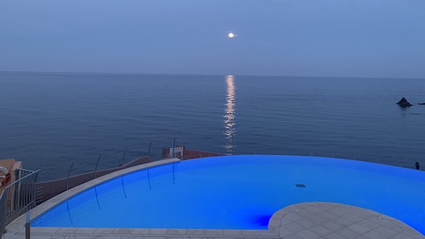A swimming pool with a view of the sea and a moon in the sky. - Roof terrace apartment on the sea waterfront air conditioning wifi (Saint-Raphaël)