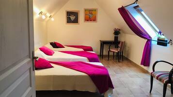 3 quartos, escrivaninha, ferros/tábuas de passar roupa, berço de viagem