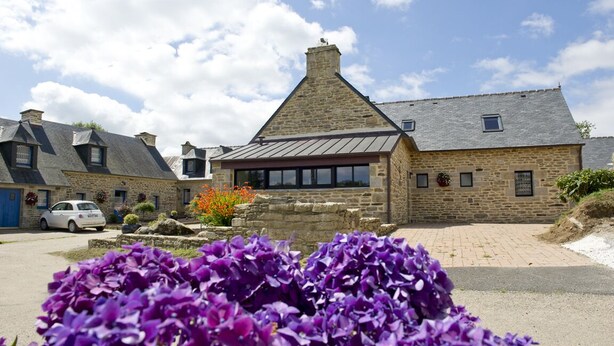 A stone building with a gabled roof and a large window. - House 8 pers + 1 baby - PMR access - in Monts d'Arrée. (Pets welcome!) (Brennilis)